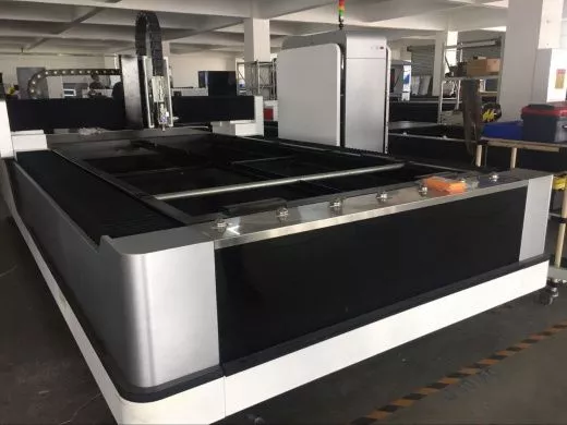 Оптоволоконный лазерный станок для резки металла LF3015E 700Вт Raycus